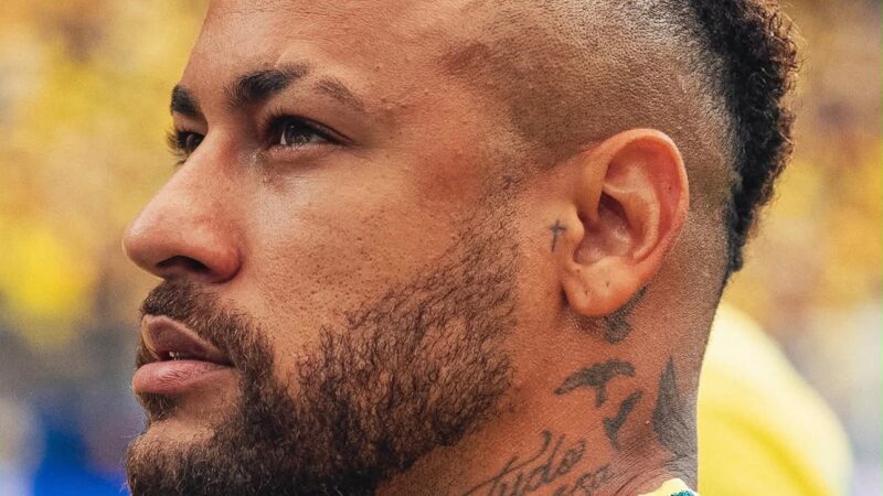 Neymar cala os críticos: entra no fim, marca e honra a camisa da Seleção Brasileira.