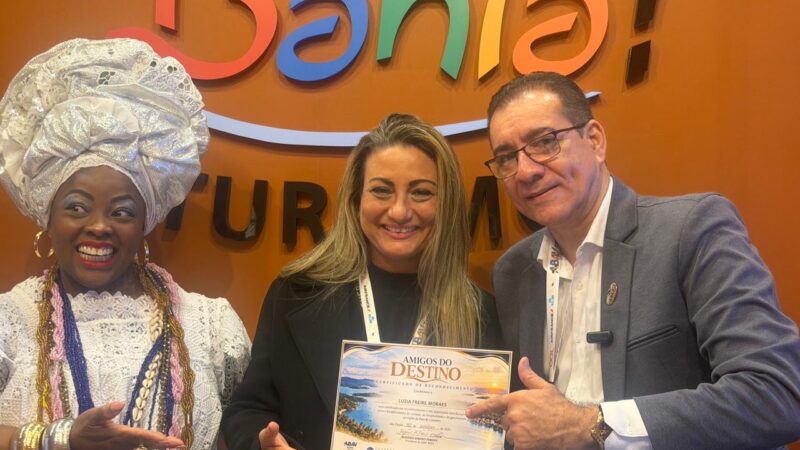 Luzia Moraes é homenageada na ABAV Expo 2026 por mais de duas décadas de promoção da Baía de Camamu pelo mundo